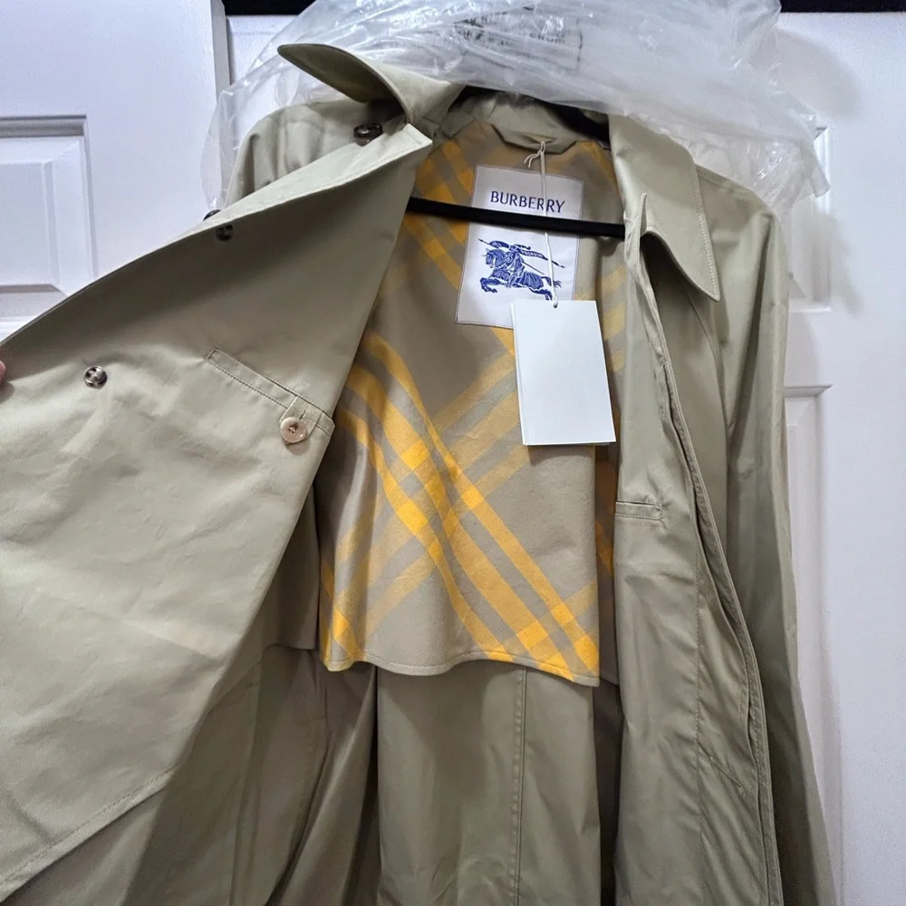 NEW WITH TAGS Burberry Beige Trench Coat with Yellow Lining US 38 - Picture 11 of 14